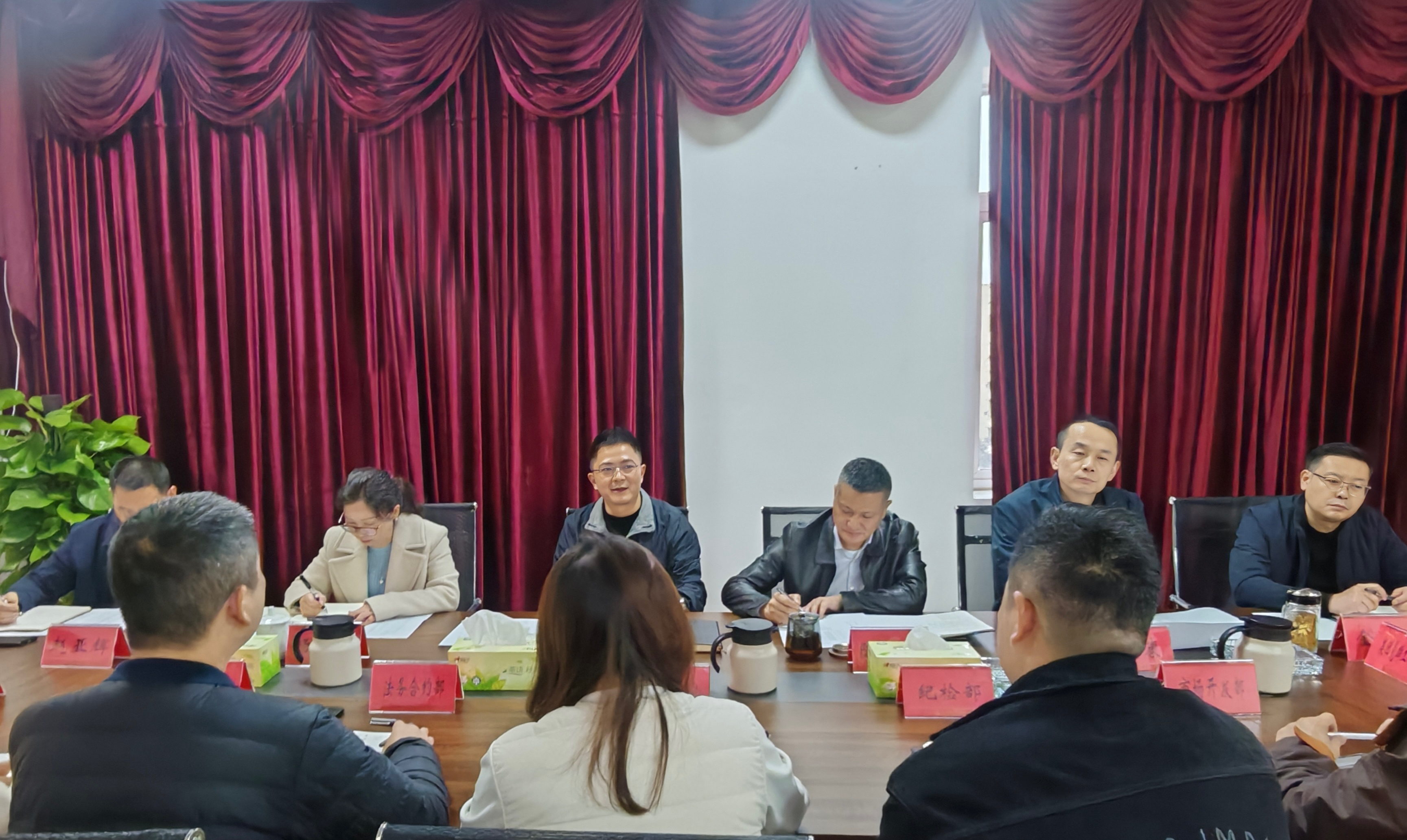 港发集团领导班子赴陆港新城公司召开全体干